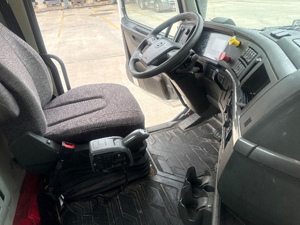 Day Cab Tractor-Heavy Duty Tractors-Volvo-2020-VNL64T300-Bessemer-AL-619,923\n\t\tmiles-$ 30,250 - Image 14
