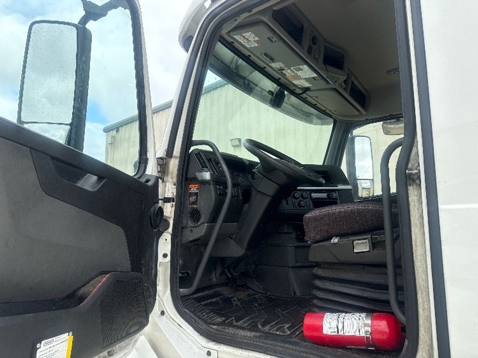Day Cab Tractor-Heavy Duty Tractors-Volvo-2020-VNL64T300-Bessemer-AL-619,923\n\t\tmiles-$ 30,250 - Image 9