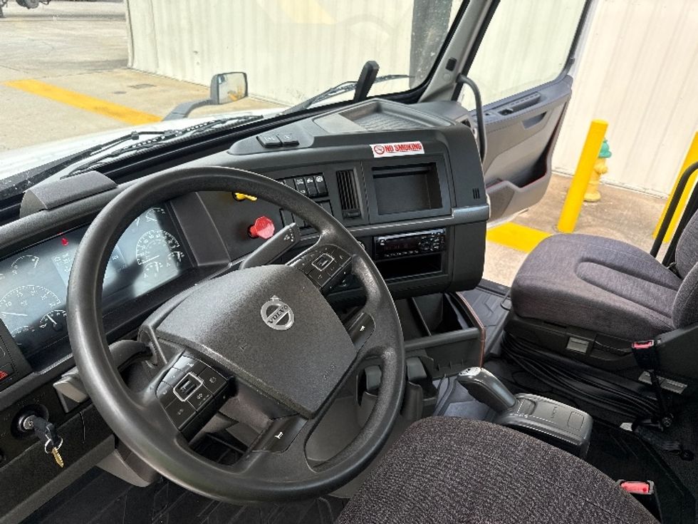 Day Cab Tractor-Heavy Duty Tractors-Volvo-2020-VNL64T300-Bessemer-AL-620,306\n\t\tmiles-$ 30,000 - Image 10
