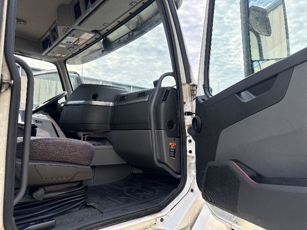 Day Cab Tractor-Heavy Duty Tractors-Volvo-2020-VNL64T300-Bessemer-AL-620,306\n\t\tmiles-$ 30,000 - Image 12
