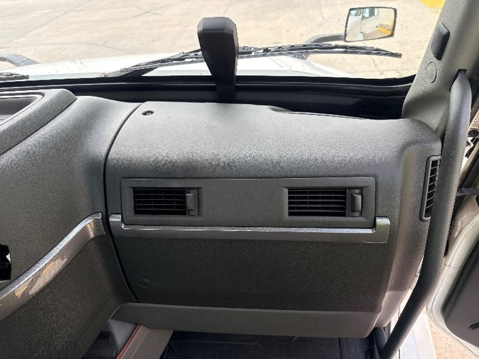 Day Cab Tractor-Heavy Duty Tractors-Volvo-2020-VNL64T300-Bessemer-AL-620,306\n\t\tmiles-$ 30,000 - Image 13