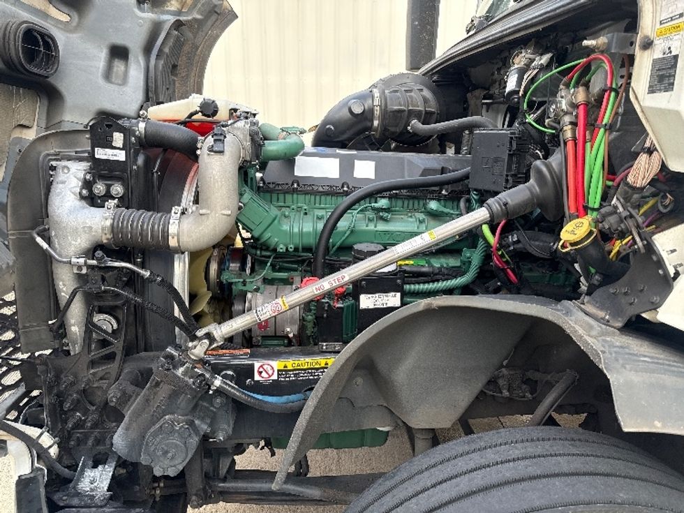 Day Cab Tractor-Heavy Duty Tractors-Volvo-2020-VNL64T300-Bessemer-AL-620,306\n\t\tmiles-$ 30,000 - Image 16