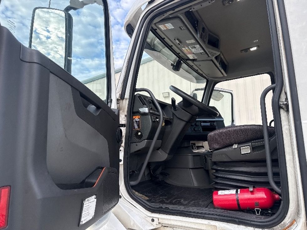 Day Cab Tractor-Heavy Duty Tractors-Volvo-2020-VNL64T300-Bessemer-AL-620,306\n\t\tmiles-$ 30,000 - Image 9