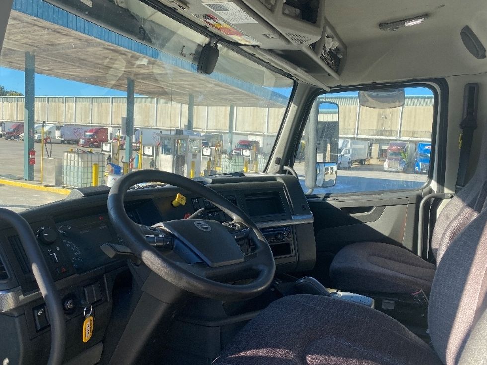 Day Cab Tractor-Heavy Duty Tractors-Volvo-2020-VNL64T300-Bessemer-AL-623,330\n\t\tmiles-$ 29,750 - Image 10