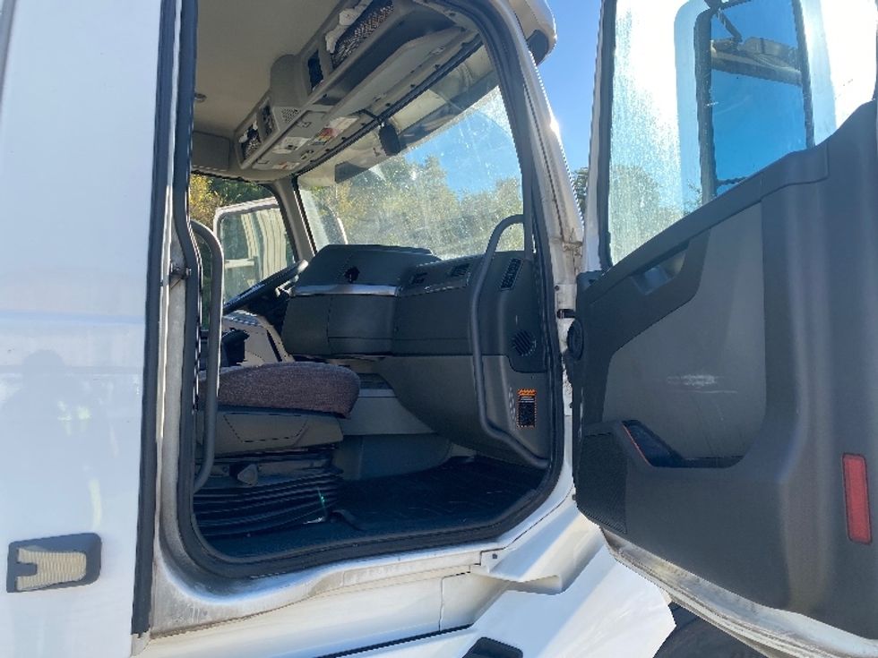 Day Cab Tractor-Heavy Duty Tractors-Volvo-2020-VNL64T300-Bessemer-AL-623,330\n\t\tmiles-$ 29,750 - Image 12
