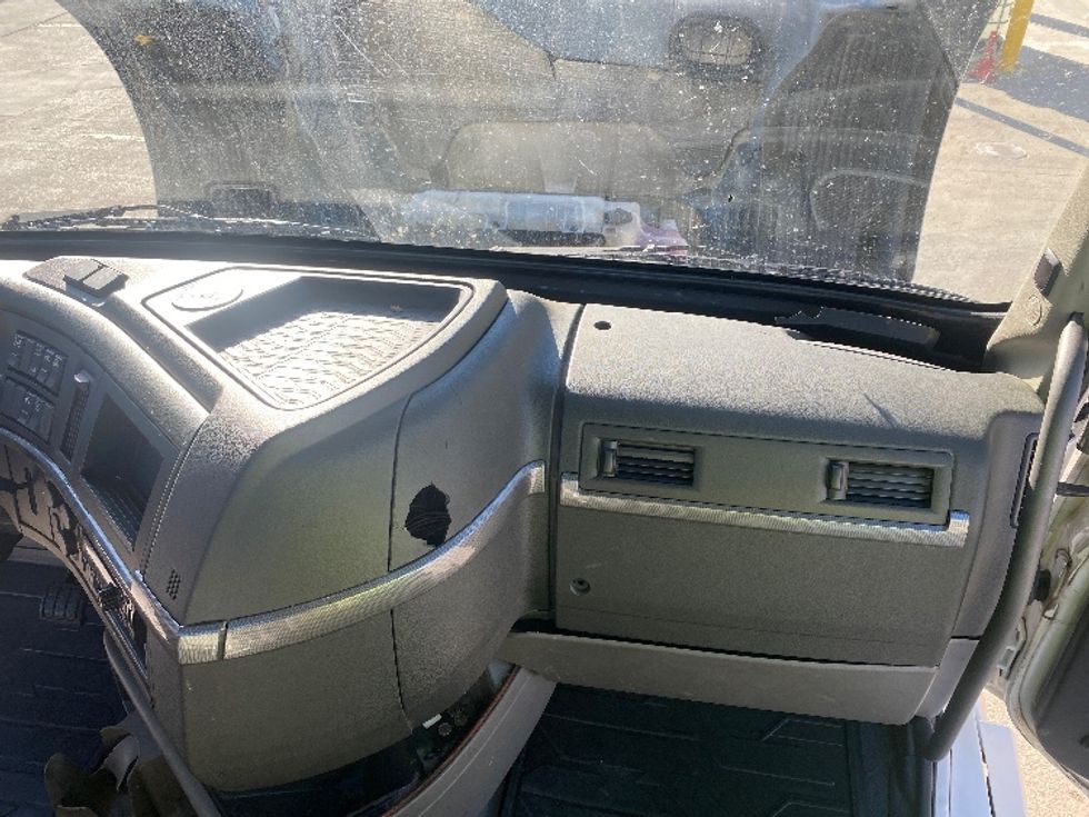 Day Cab Tractor-Heavy Duty Tractors-Volvo-2020-VNL64T300-Bessemer-AL-623,330\n\t\tmiles-$ 29,750 - Image 13