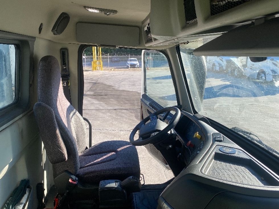 Day Cab Tractor-Heavy Duty Tractors-Volvo-2020-VNL64T300-Bessemer-AL-623,330\n\t\tmiles-$ 29,750 - Image 14