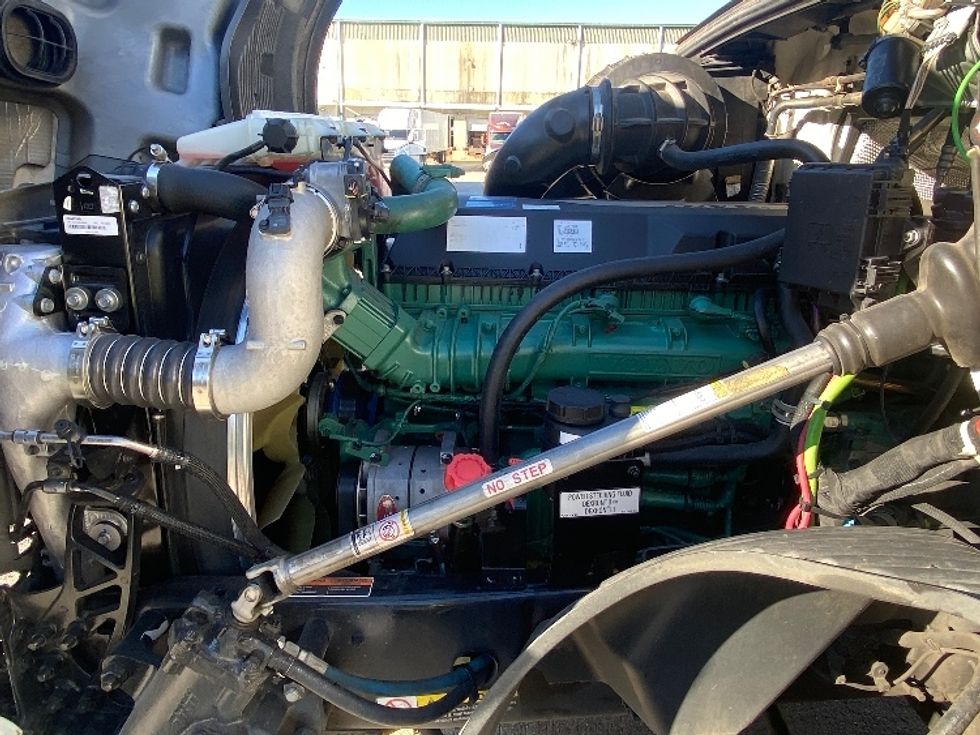 Day Cab Tractor-Heavy Duty Tractors-Volvo-2020-VNL64T300-Bessemer-AL-623,330\n\t\tmiles-$ 29,750 - Image 16