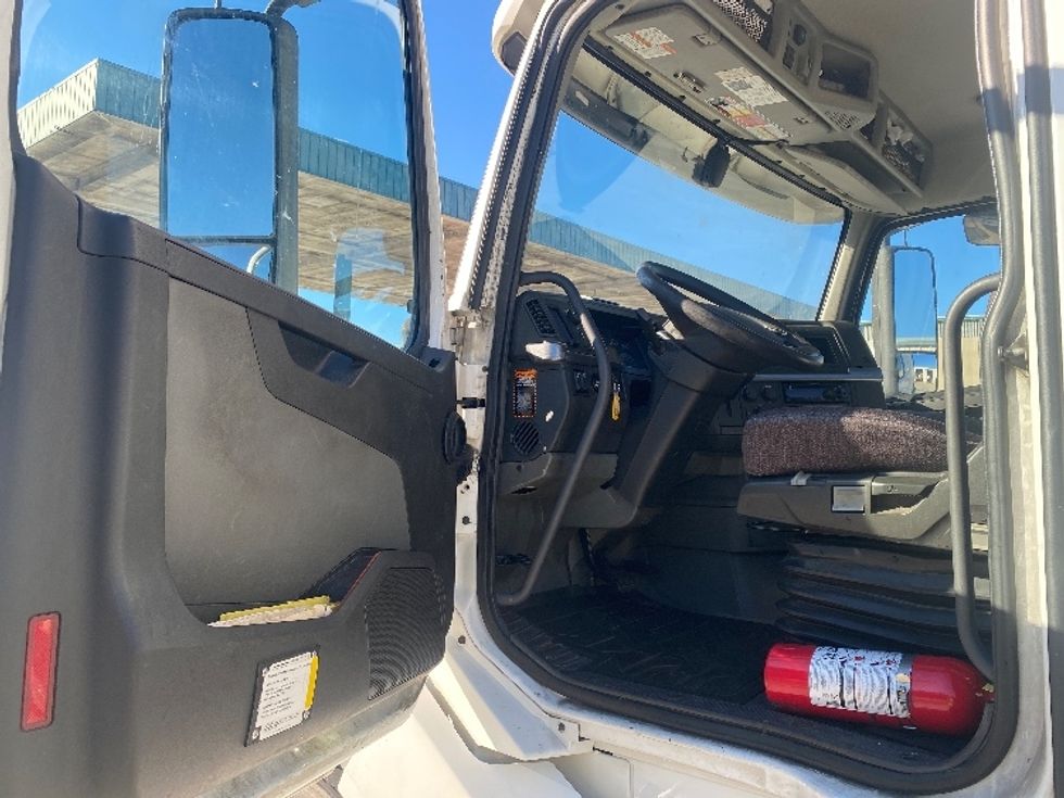 Day Cab Tractor-Heavy Duty Tractors-Volvo-2020-VNL64T300-Bessemer-AL-623,330\n\t\tmiles-$ 29,750 - Image 9