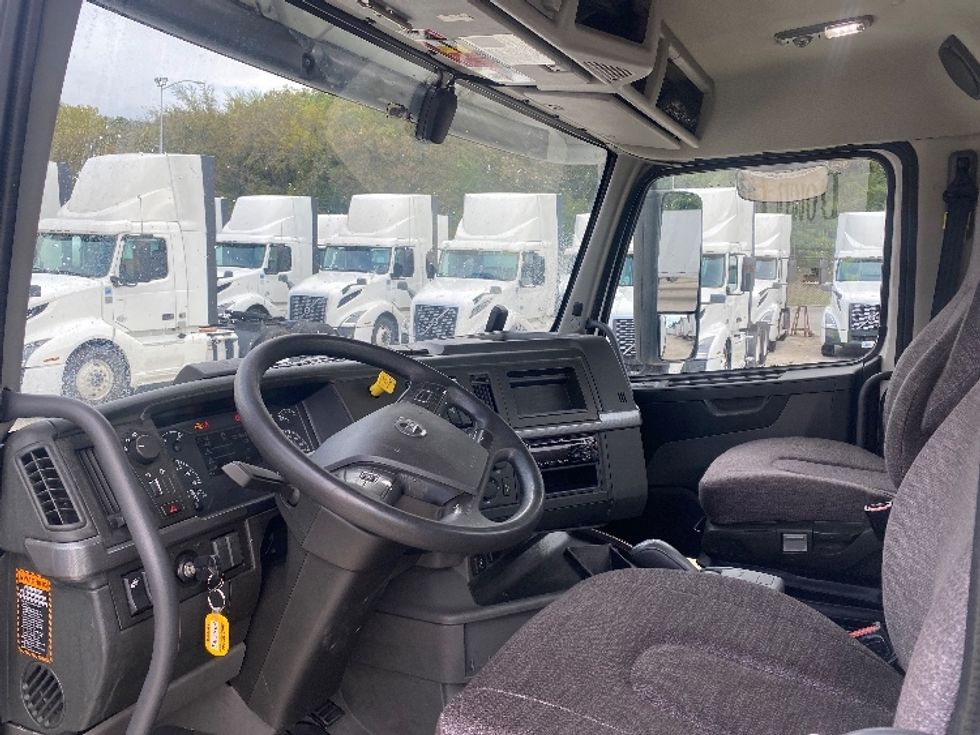 Day Cab Tractor-Heavy Duty Tractors-Volvo-2020-VNL64T300-Bessemer-AL-629,129\n\t\tmiles-$ 29,500 - Image 10