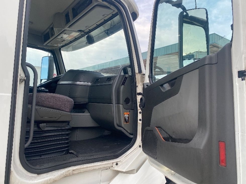 Day Cab Tractor-Heavy Duty Tractors-Volvo-2020-VNL64T300-Bessemer-AL-629,129\n\t\tmiles-$ 29,500 - Image 12