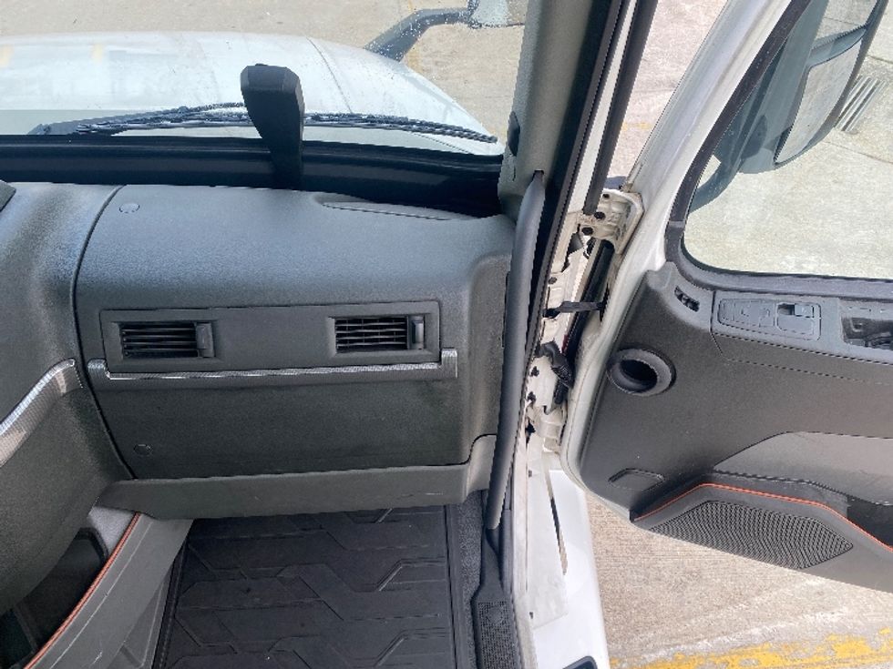 Day Cab Tractor-Heavy Duty Tractors-Volvo-2020-VNL64T300-Bessemer-AL-629,129\n\t\tmiles-$ 29,500 - Image 13