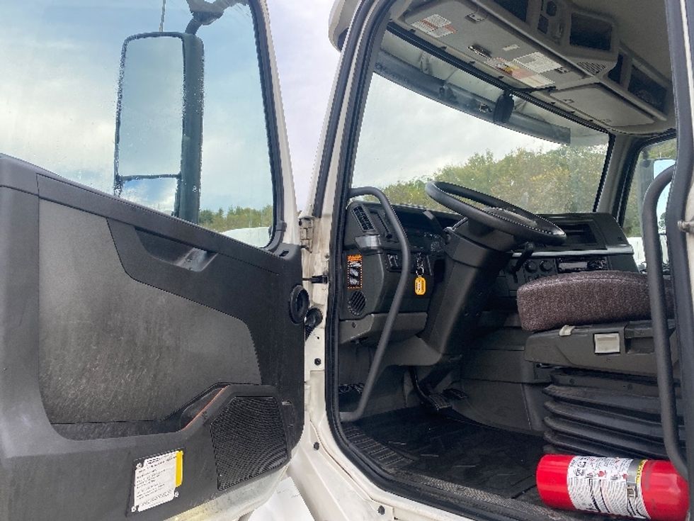 Day Cab Tractor-Heavy Duty Tractors-Volvo-2020-VNL64T300-Bessemer-AL-629,129\n\t\tmiles-$ 29,500 - Image 9