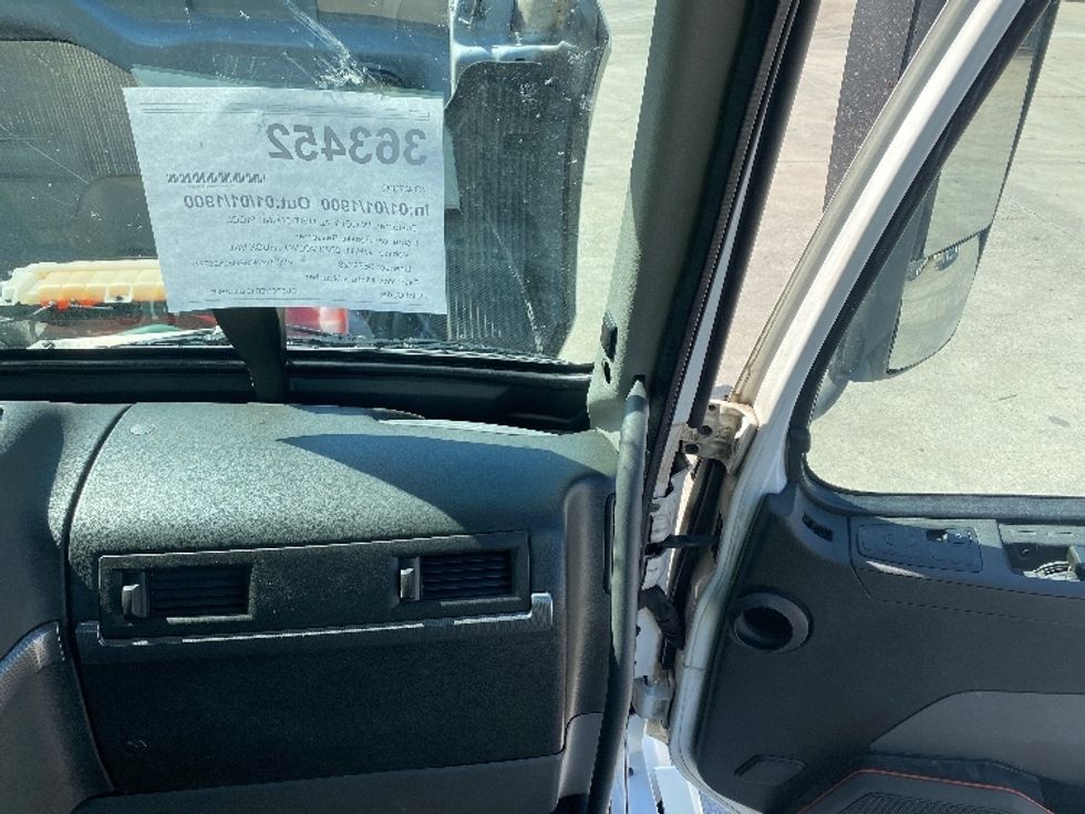 Day Cab Tractor-Heavy Duty Tractors-Volvo-2020-VNL64T300-Bessemer-AL-640,209\n\t\tmiles-$ 29,500 - Image 13