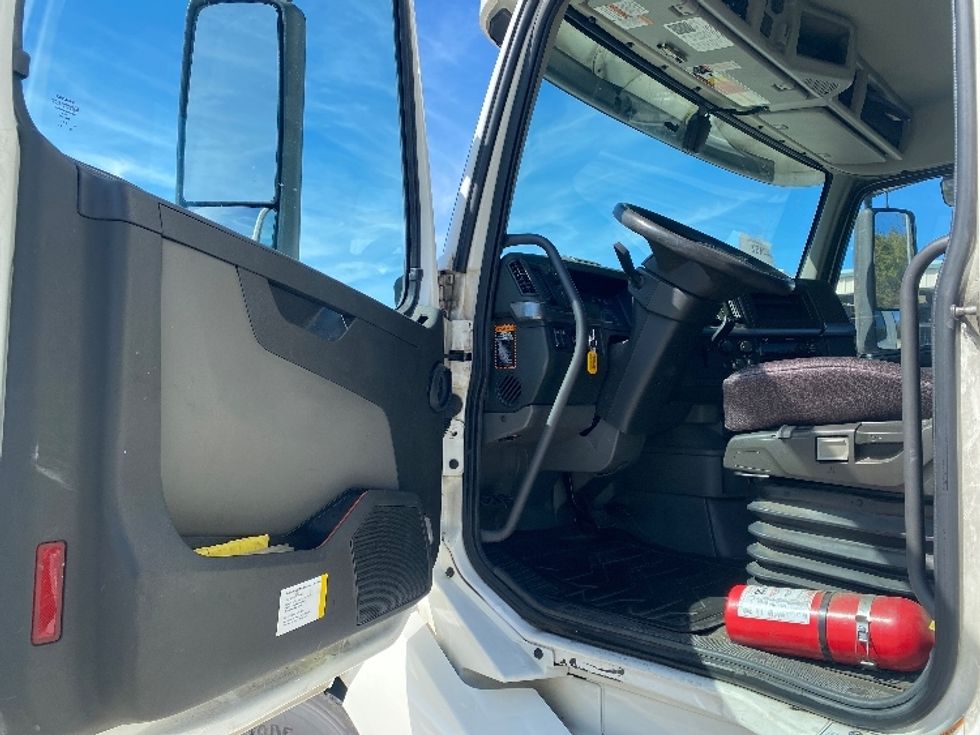 Day Cab Tractor-Heavy Duty Tractors-Volvo-2020-VNL64T300-Bessemer-AL-640,209\n\t\tmiles-$ 29,500 - Image 9