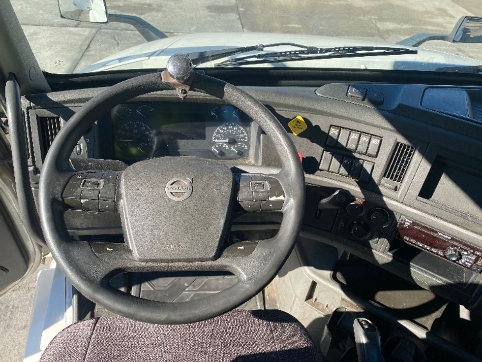 Day Cab Tractor-Heavy Duty Tractors-Volvo-2020-VNL64T300-Bessemer-AL-647,095\n\t\tmiles-$ 29,500 - Image 11