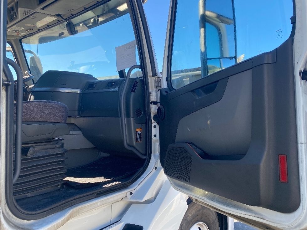 Day Cab Tractor-Heavy Duty Tractors-Volvo-2020-VNL64T300-Bessemer-AL-647,095\n\t\tmiles-$ 29,500 - Image 12