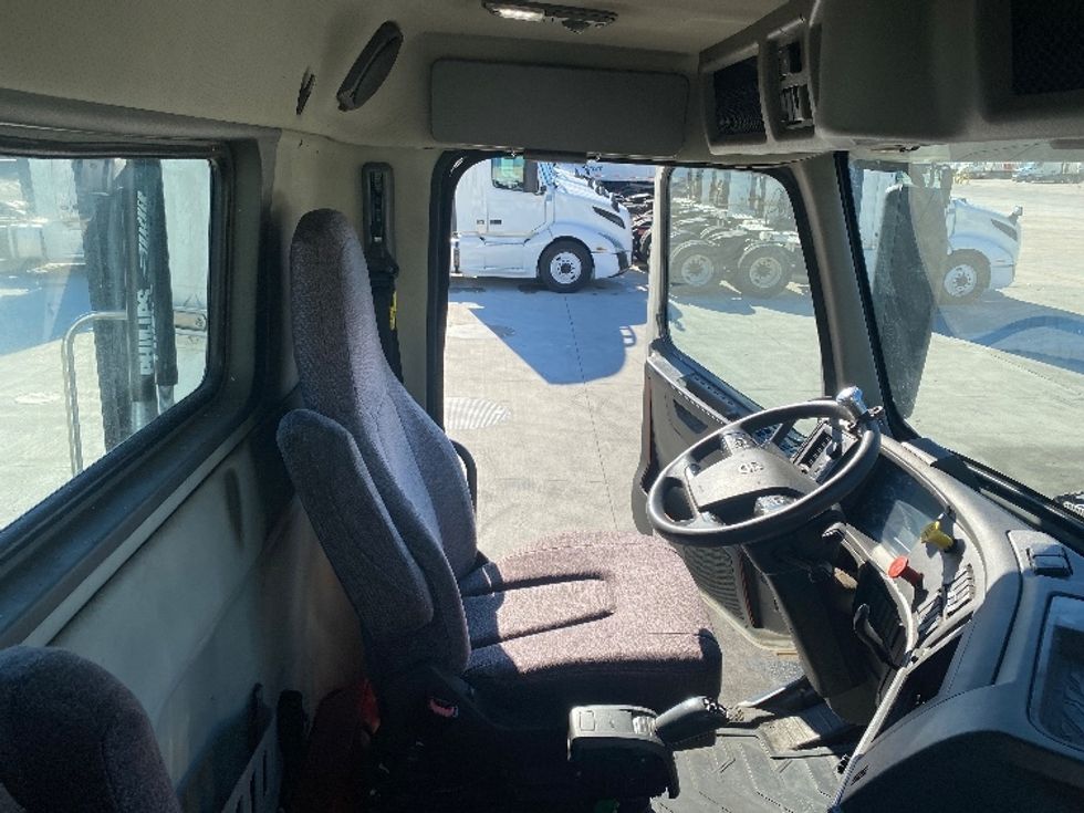 Day Cab Tractor-Heavy Duty Tractors-Volvo-2020-VNL64T300-Bessemer-AL-647,095\n\t\tmiles-$ 29,500 - Image 14