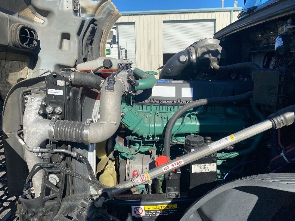 Day Cab Tractor-Heavy Duty Tractors-Volvo-2020-VNL64T300-Bessemer-AL-647,095\n\t\tmiles-$ 29,500 - Image 16