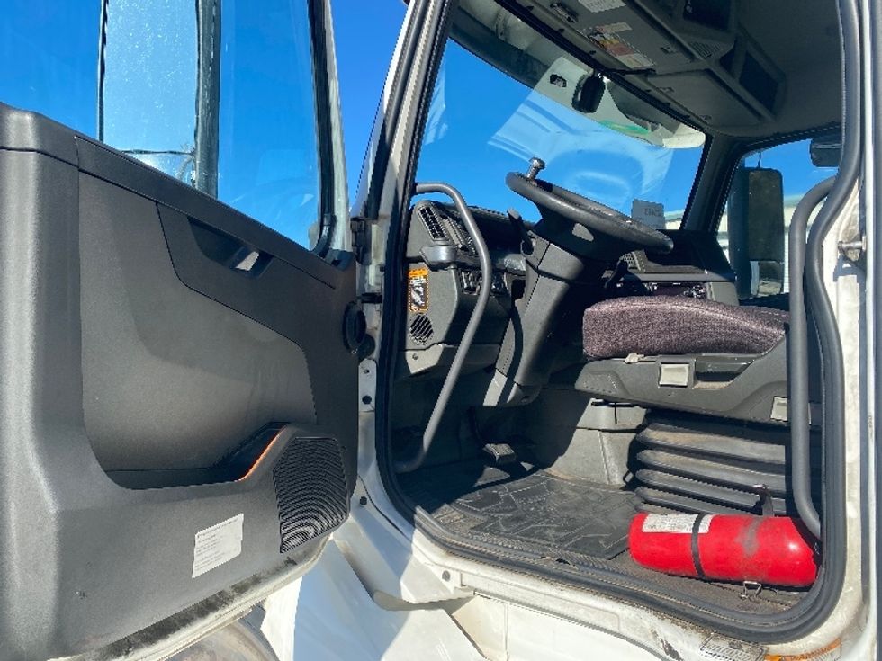 Day Cab Tractor-Heavy Duty Tractors-Volvo-2020-VNL64T300-Bessemer-AL-647,095\n\t\tmiles-$ 29,500 - Image 9