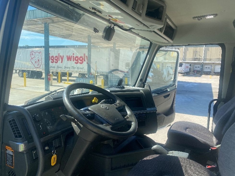 Day Cab Tractor-Heavy Duty Tractors-Volvo-2020-VNL64T300-Bessemer-AL-659,439\n\t\tmiles-$ 29,500 - Image 10