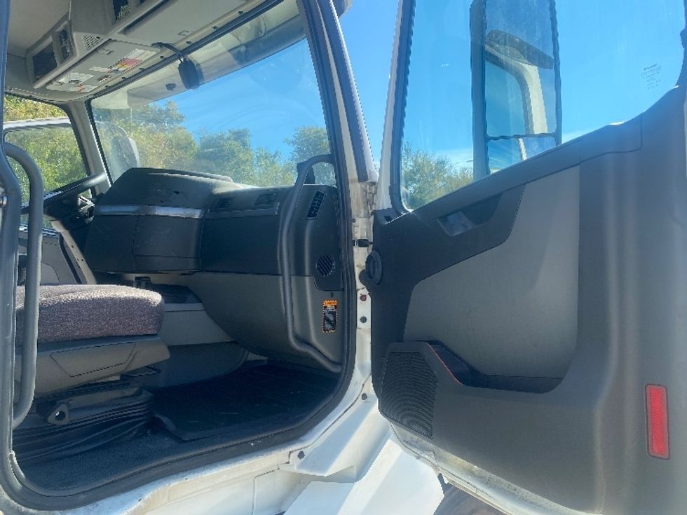 Day Cab Tractor-Heavy Duty Tractors-Volvo-2020-VNL64T300-Bessemer-AL-659,439\n\t\tmiles-$ 29,500 - Image 12