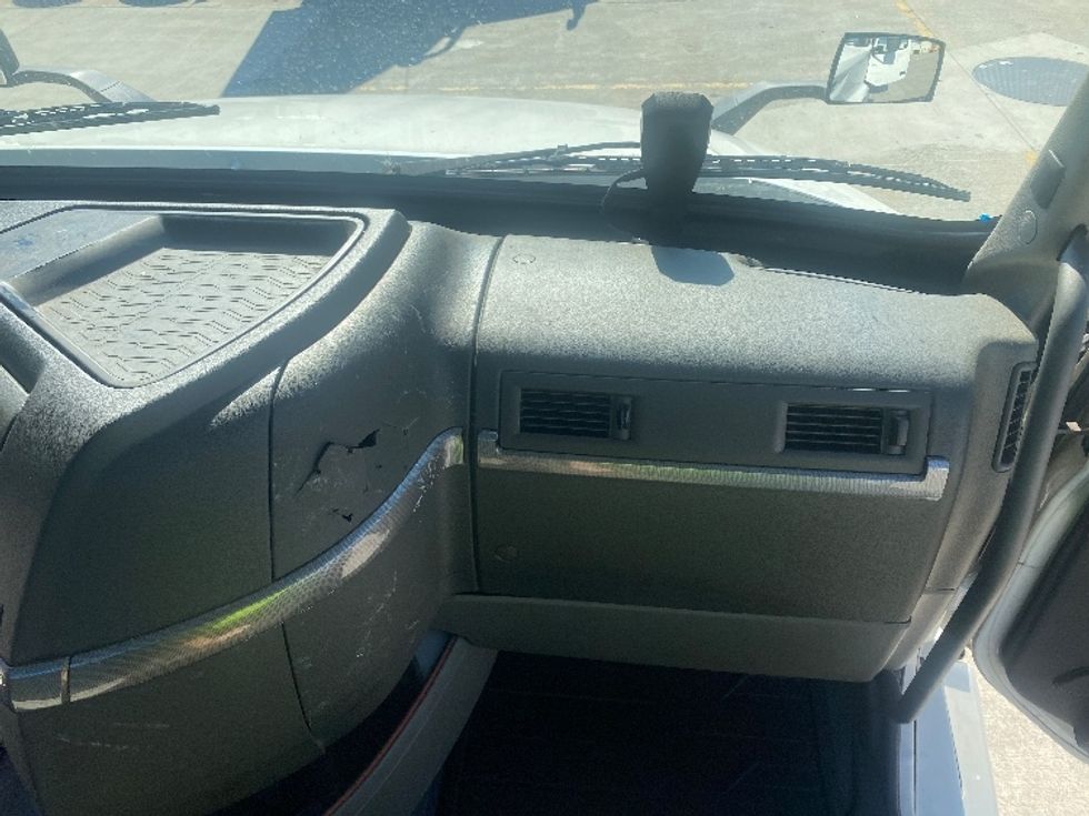 Day Cab Tractor-Heavy Duty Tractors-Volvo-2020-VNL64T300-Bessemer-AL-659,439\n\t\tmiles-$ 29,500 - Image 13