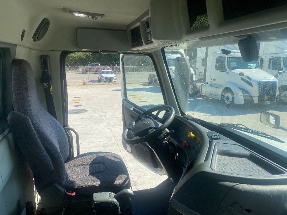 Day Cab Tractor-Heavy Duty Tractors-Volvo-2020-VNL64T300-Bessemer-AL-659,439\n\t\tmiles-$ 29,500 - Image 14
