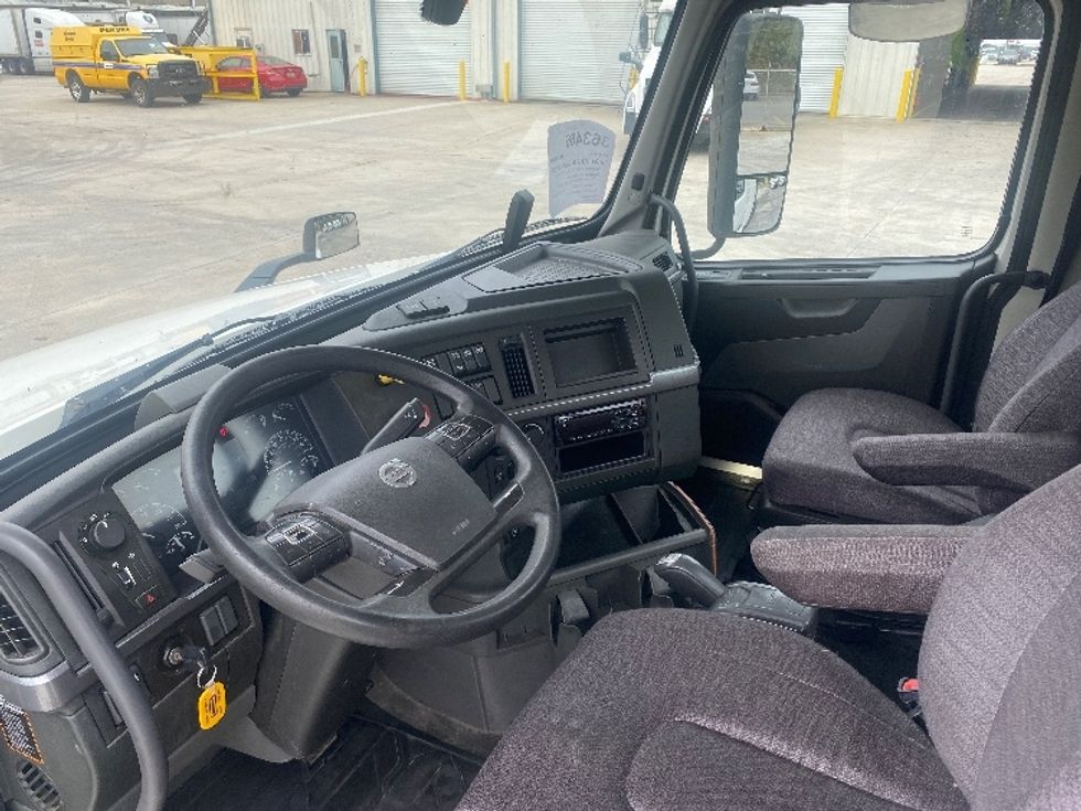 Day Cab Tractor-Heavy Duty Tractors-Volvo-2020-VNL64T300-Bessemer-AL-661,641\n\t\tmiles-$ 27,500 - Image 10