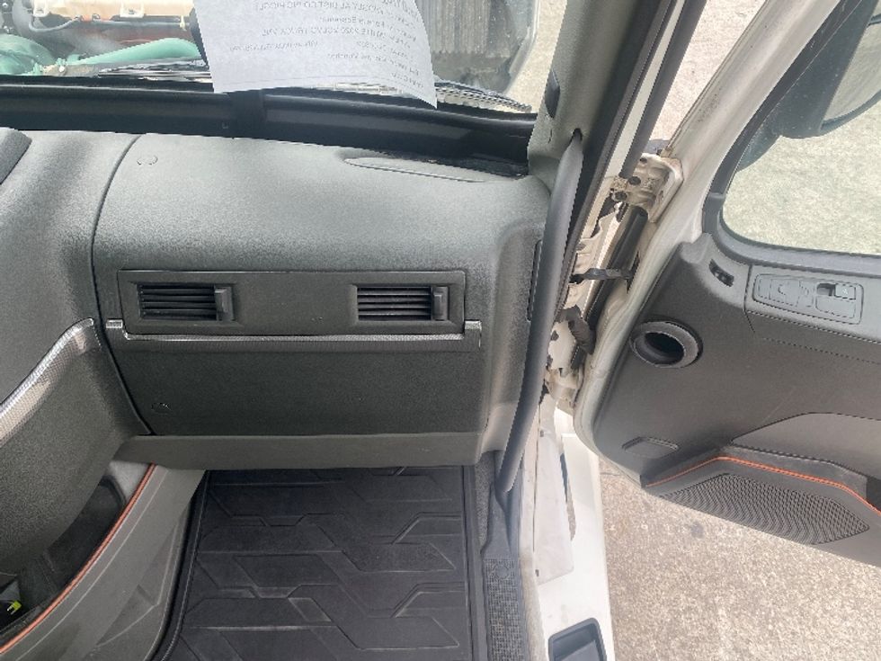 Day Cab Tractor-Heavy Duty Tractors-Volvo-2020-VNL64T300-Bessemer-AL-661,641\n\t\tmiles-$ 27,500 - Image 13