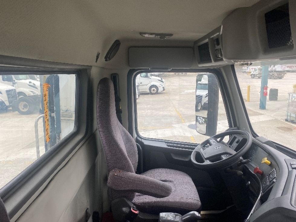 Day Cab Tractor-Heavy Duty Tractors-Volvo-2020-VNL64T300-Bessemer-AL-661,641\n\t\tmiles-$ 27,500 - Image 14