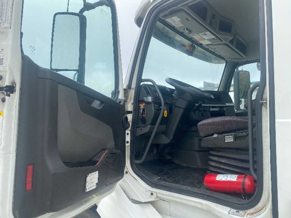 Day Cab Tractor-Heavy Duty Tractors-Volvo-2020-VNL64T300-Bessemer-AL-661,641\n\t\tmiles-$ 27,500 - Image 9