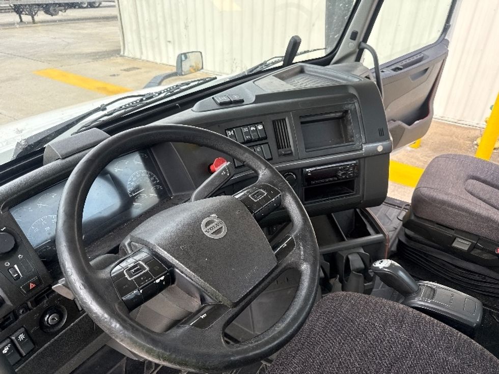 Day Cab Tractor-Heavy Duty Tractors-Volvo-2020-VNL64T300-Bessemer-AL-673,292\n\t\tmiles-$ 29,500 - Image 11
