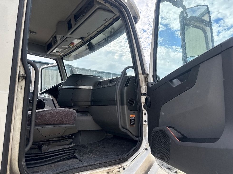 Day Cab Tractor-Heavy Duty Tractors-Volvo-2020-VNL64T300-Bessemer-AL-673,292\n\t\tmiles-$ 29,500 - Image 12