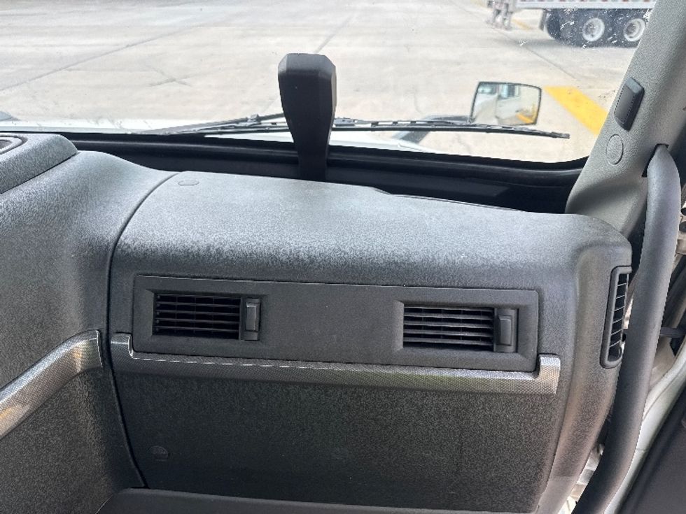 Day Cab Tractor-Heavy Duty Tractors-Volvo-2020-VNL64T300-Bessemer-AL-673,292\n\t\tmiles-$ 29,500 - Image 13