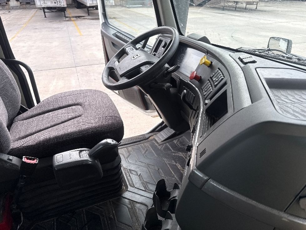 Day Cab Tractor-Heavy Duty Tractors-Volvo-2020-VNL64T300-Bessemer-AL-673,292\n\t\tmiles-$ 29,500 - Image 14