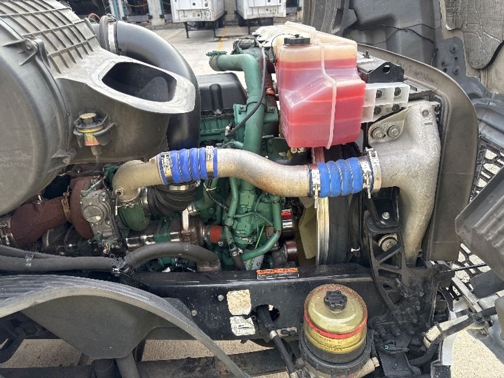 Day Cab Tractor-Heavy Duty Tractors-Volvo-2020-VNL64T300-Bessemer-AL-673,292\n\t\tmiles-$ 29,500 - Image 15