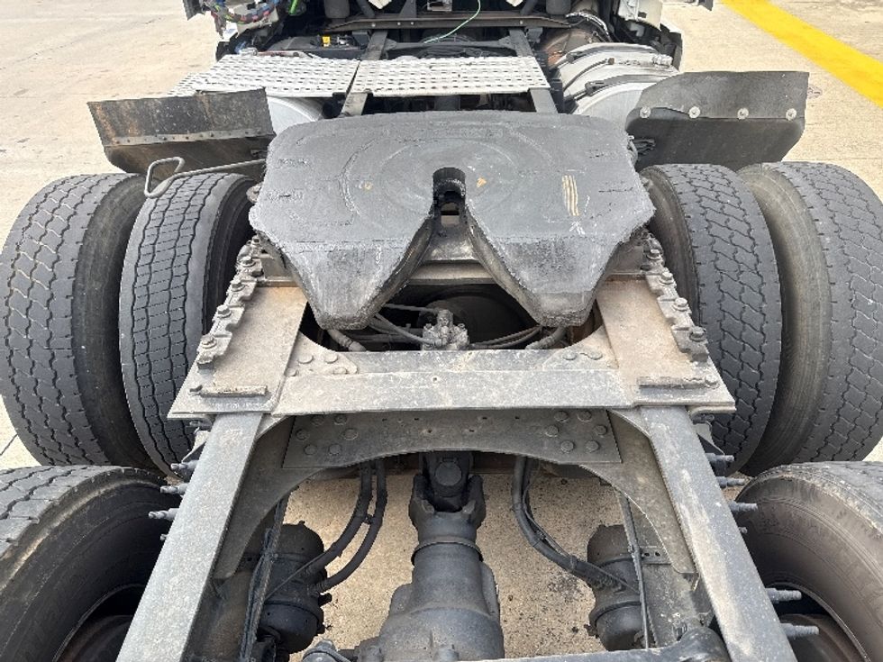 Day Cab Tractor-Heavy Duty Tractors-Volvo-2020-VNL64T300-Bessemer-AL-673,292\n\t\tmiles-$ 29,500 - Image 6