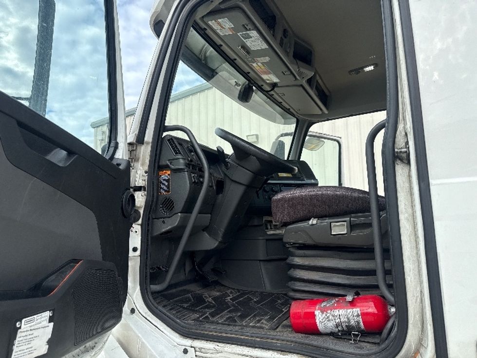 Day Cab Tractor-Heavy Duty Tractors-Volvo-2020-VNL64T300-Bessemer-AL-673,292\n\t\tmiles-$ 29,500 - Image 9