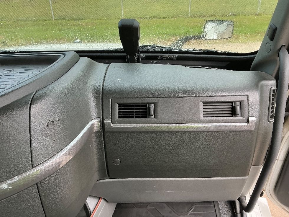 Day Cab Tractor-Heavy Duty Tractors-Volvo-2020-VNL64T300-Bessemer-AL-702,488\n\t\tmiles-$ 29,500 - Image 13