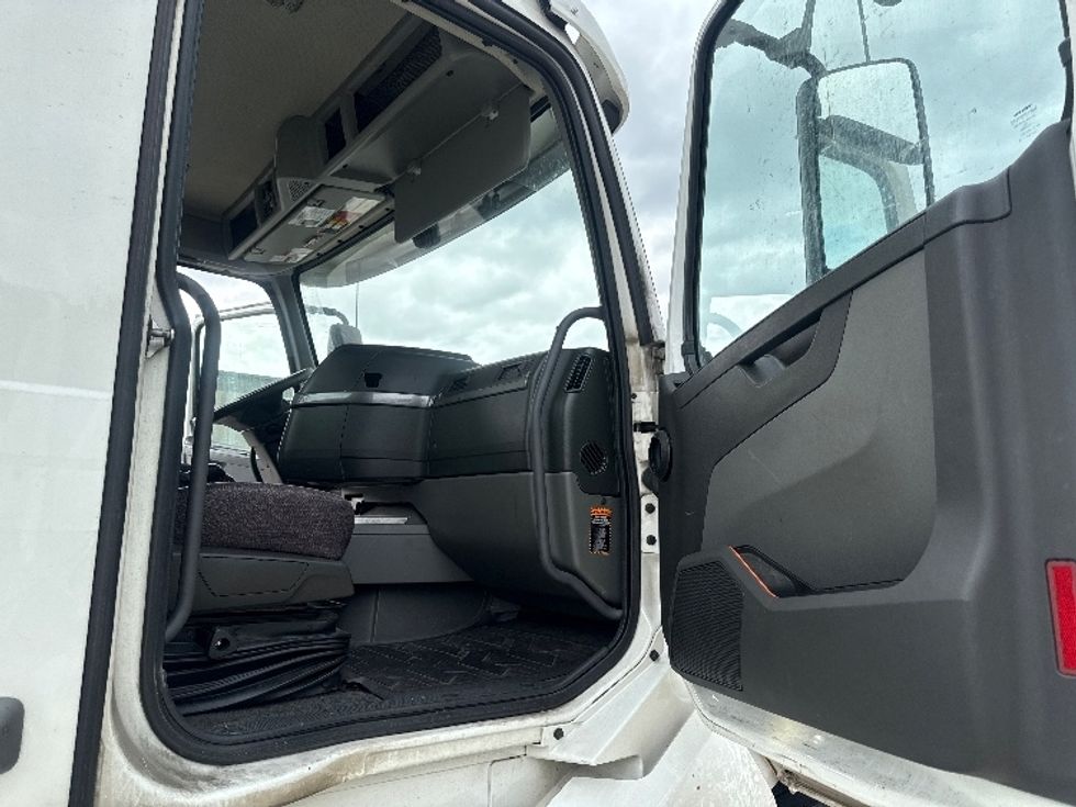 Day Cab Tractor-Heavy Duty Tractors-Volvo-2020-VNL64T300-Bessemer-AL-724,412\n\t\tmiles-$ 29,500 - Image 12
