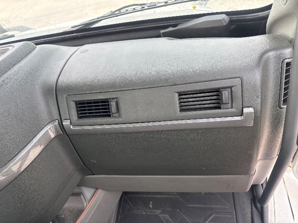 Day Cab Tractor-Heavy Duty Tractors-Volvo-2020-VNL64T300-Bessemer-AL-724,412\n\t\tmiles-$ 29,500 - Image 13