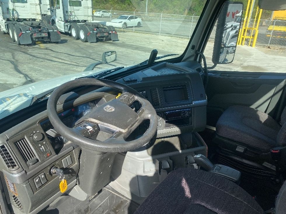 Day Cab Tractor-Heavy Duty Tractors-Volvo-2020-VNL64T300-Bessemer-AL-725,279\n\t\tmiles-$ 29,500 - Image 10
