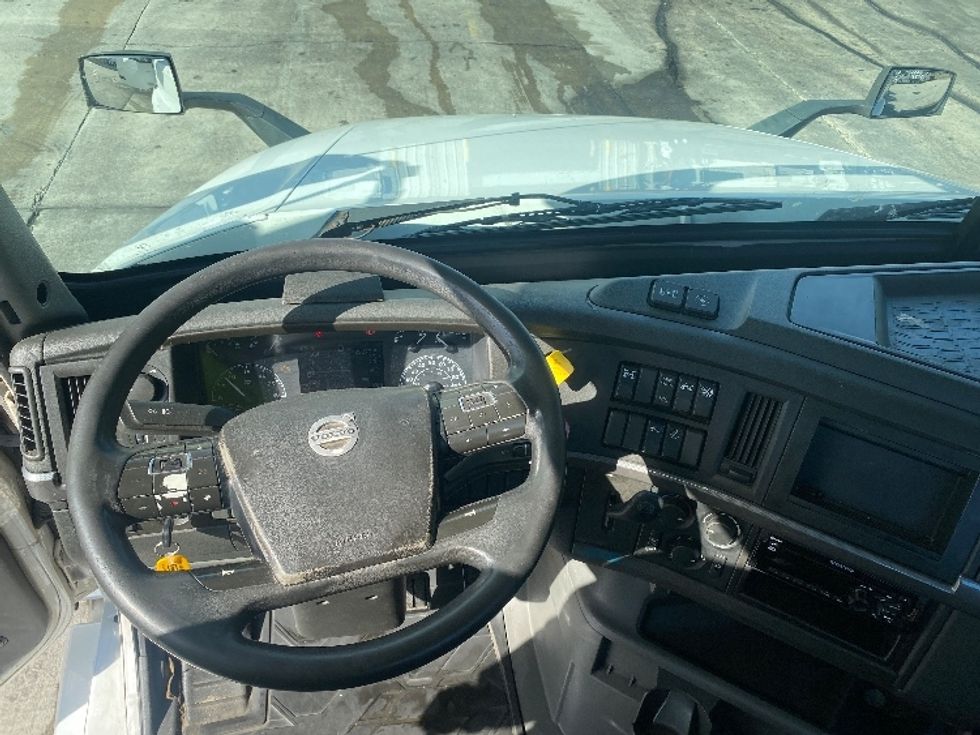 Day Cab Tractor-Heavy Duty Tractors-Volvo-2020-VNL64T300-Bessemer-AL-725,279\n\t\tmiles-$ 29,500 - Image 11