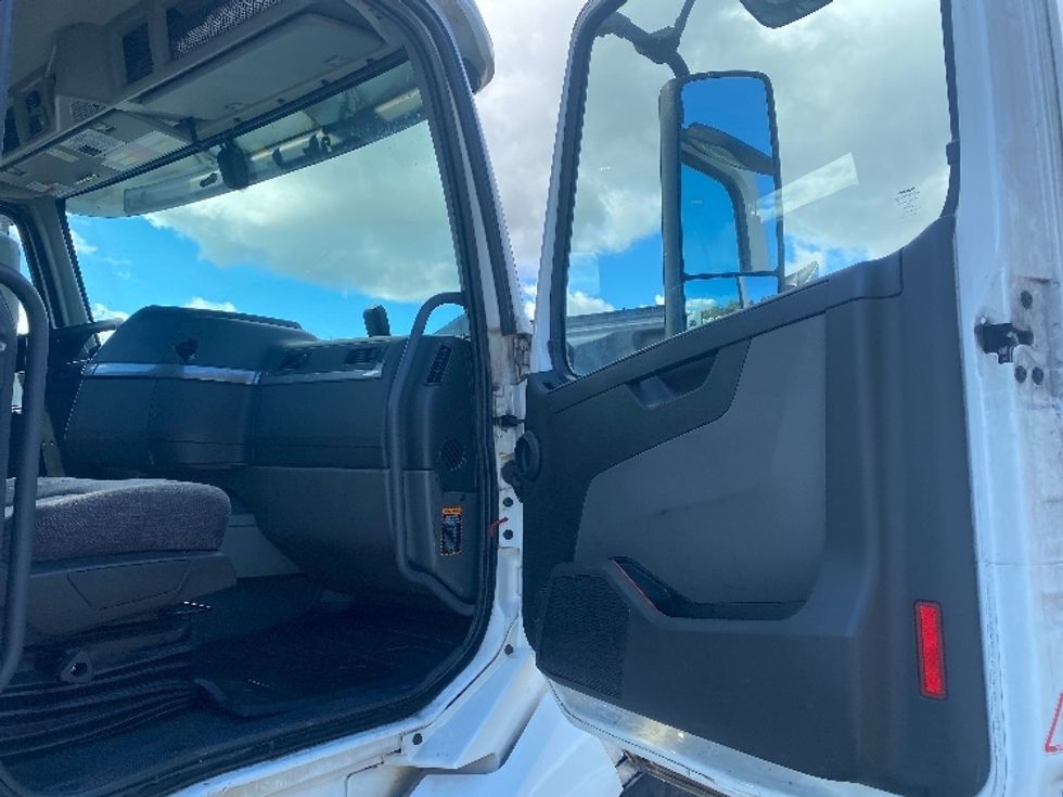 Day Cab Tractor-Heavy Duty Tractors-Volvo-2020-VNL64T300-Bessemer-AL-725,279\n\t\tmiles-$ 29,500 - Image 13
