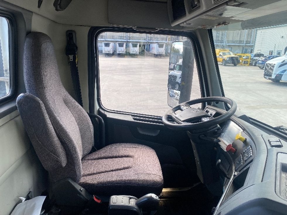Day Cab Tractor-Heavy Duty Tractors-Volvo-2020-VNL64T300-Bessemer-AL-725,279\n\t\tmiles-$ 29,500 - Image 15