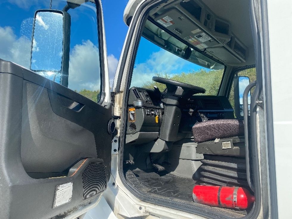 Day Cab Tractor-Heavy Duty Tractors-Volvo-2020-VNL64T300-Bessemer-AL-725,279\n\t\tmiles-$ 29,500 - Image 9