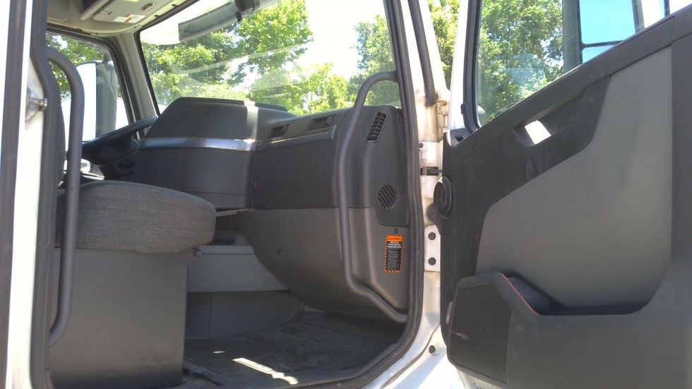 Day Cab Tractor-Heavy Duty Tractors-Volvo-2020-VNL64T300-Boaz-AL-529,049\n\t\tmiles-$ 39,750 - Image 12