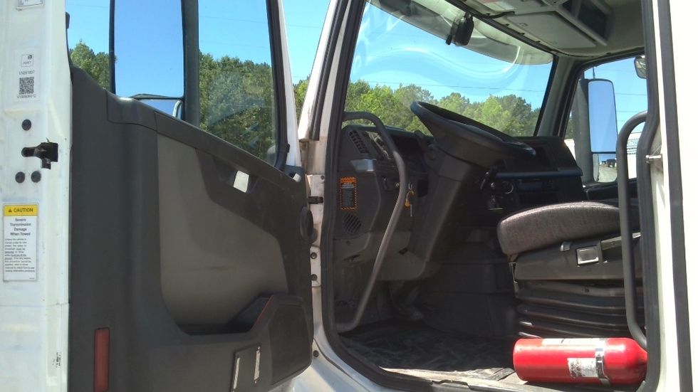 Day Cab Tractor-Heavy Duty Tractors-Volvo-2020-VNL64T300-Boaz-AL-529,049\n\t\tmiles-$ 39,750 - Image 9