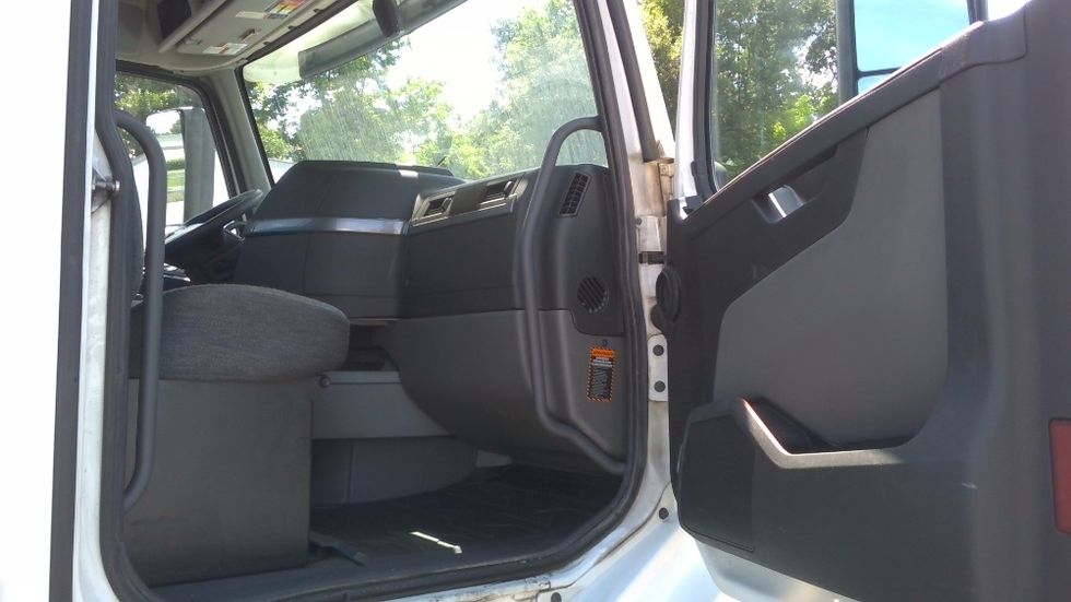 Day Cab Tractor-Heavy Duty Tractors-Volvo-2020-VNL64T300-Boaz-AL-545,342\n\t\tmiles-$ 38,000 - Image 12